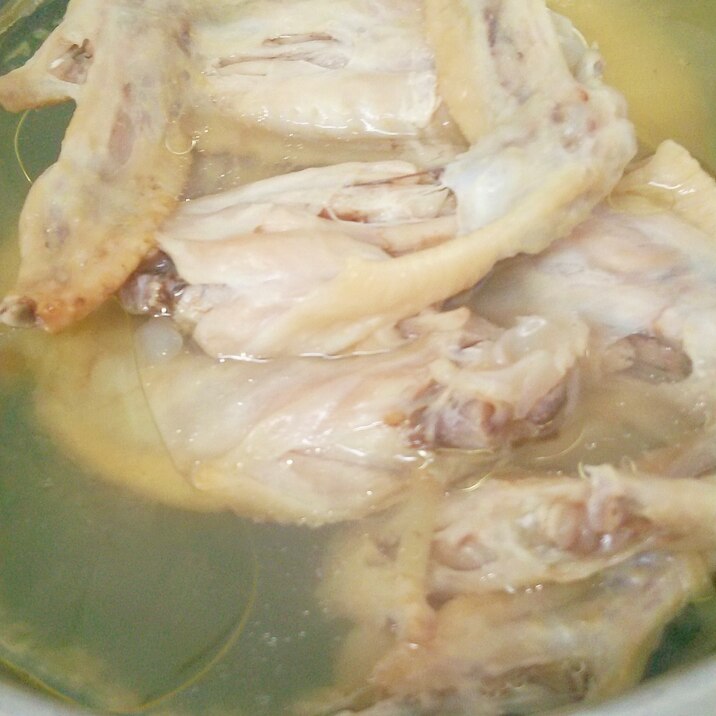 【鶏手羽先】薬膳風味の濃厚鶏スープ